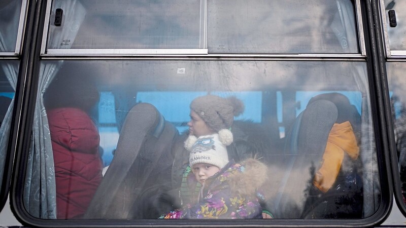 Die Geflüchteten kommen in Bussen nach Deutschland - auch in die Region Landshut. Oft sitzen darin Frauen und Kinder.