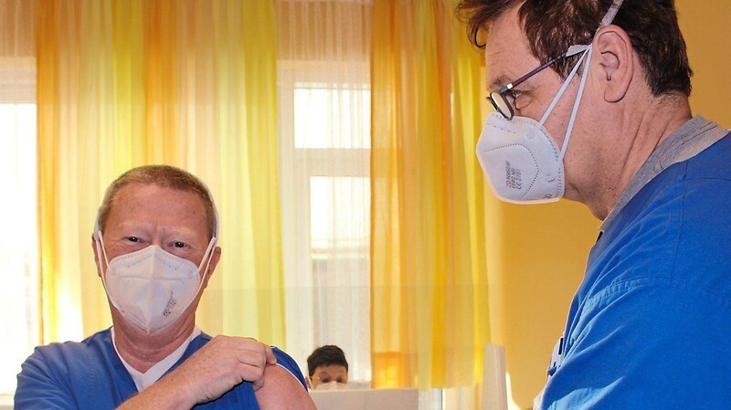 Dr. Bernd Hardmann, Leiter der Impfzentren an den Standorten in Roding und Bad Kötzting, geht mit gutem Beispiel voran. Am Tag nach der Impfung versichert er: "Es geht mir gut."