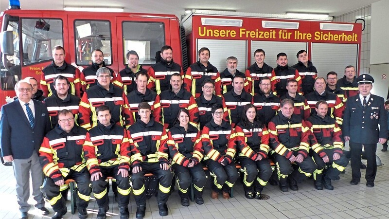 Die fünf Feuerwehren in der Gemeinde Schorndorf erhielten insgesamt 100 neue Schutzanzüge im Wert von rund 60 000 Euro.