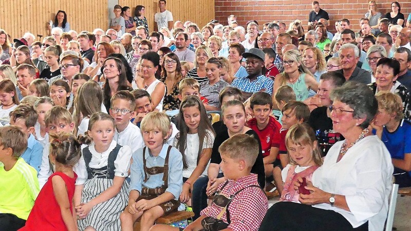 Viele "letzte Male" gab es die vergangenen Wochen für Ulrike Fenske nach 40 Jahren an der Grundschule, so auch das letzte Schulfest im Kreise ihrer Schützlinge. Auch als Ruheständlerin ist sie aber natürlich weiterhin herzlich in Schorndorf willkommen.