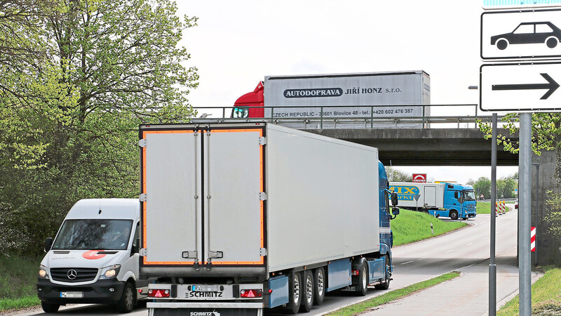 Der Lastwagen auf der Brücke fährt gleich von der B 20 ab, der im Vordergrund ist Richtung B 8 unterwegs. Die Sanierung auf der Bundesstraße beschert den Aiterhofenern gerade jede Menge Umleitungsverkehr.
