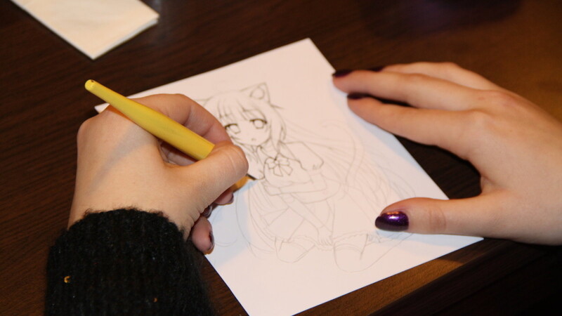 Ein Blick über die Schulter: Die 18-jährige Marie zeichnet gerne Mädchen im Manga-Stil.(Fotos: Voltz)
