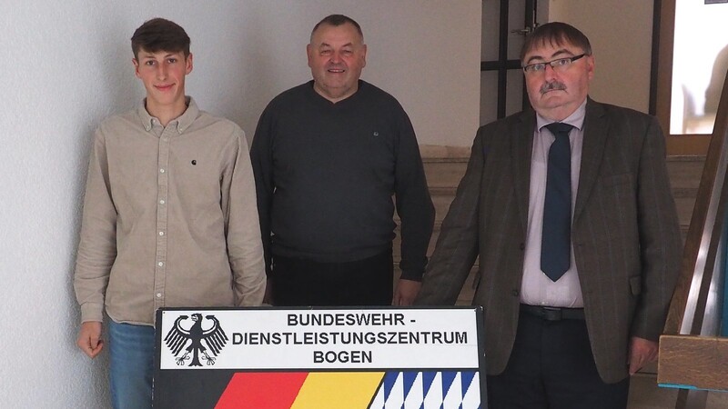Der Leiter des Bundeswehr-Dienstleistungszentrums, Alfons Lermer, und Ausbilder Josef Pretzl beglückwünschen Sebastian Kurz (von rechts) zum tollen Abschluss.