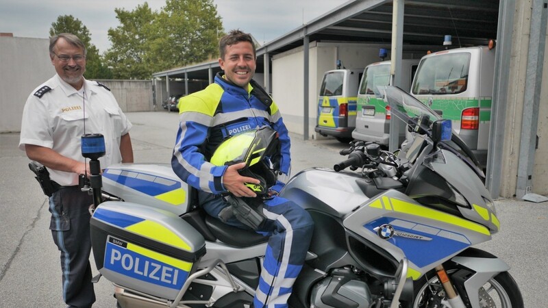 Gemeinsam für mehr Sicherheit im Straßenverkehr: Dienststellenleiter Stefan Potrykus (l.) mit Krad-Spezialist Florian Dennl.