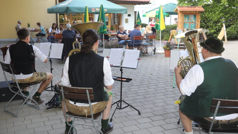 Die junge Blasmusikergruppe "Tschamsdara" spielte am Samstag erstmals wieder vor Publikum.
