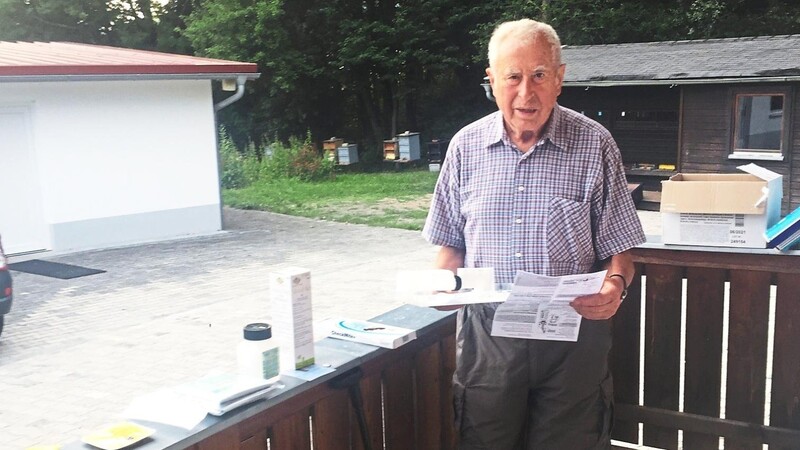 Konrad Bucher imkert seit Jahrzehnten. Er kennt die Mittel für die Varroa-Bekämpfung aus dem Effeff.