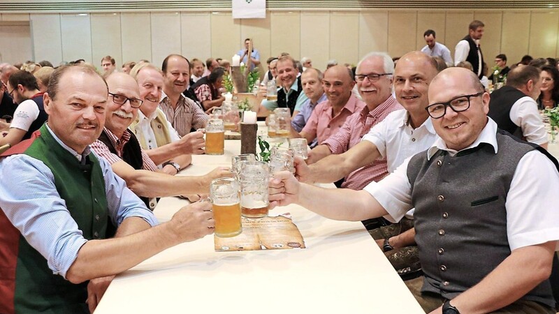 Erstmals feierten der Drachenstich und das Cave gemeinsam Bierprobe: Hier Daniel Reitmeier (rechts) zusammen mit Stadträten.