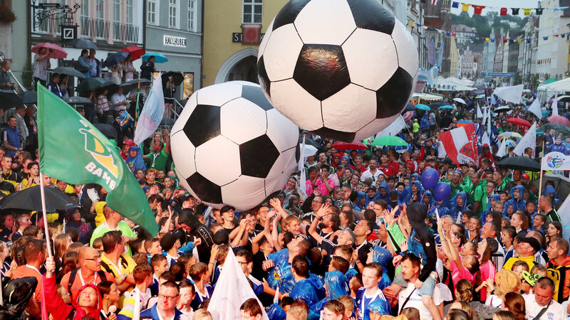 Denkbar schlechter Start für die zweite Fußballiade in Landshut. Gerade, als sich alle Teilnehmer zum großen Festumzug in der Stadt aufgestellt hatten, begann es wie aus Kübeln zu schütten.