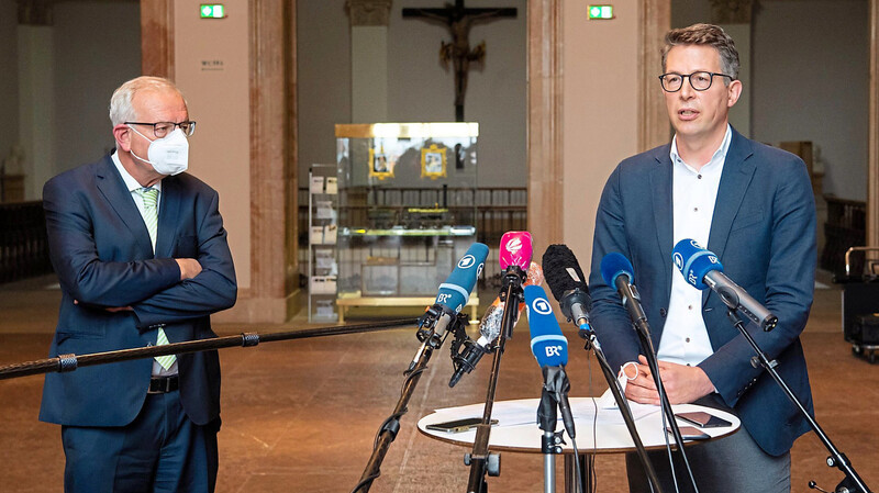 Versuch der Schadensbegrenzung: CSU-Fraktionsvorsitzender Thomas Kreuzer (l.) und CSU-Generalsekretär Markus Blume fordern Alfred Sauter auf, sein Landtagsmandat ruhen zu lassen.