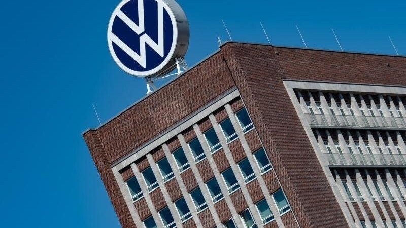Das Logo von Volkswagen ist auf dem Dach des Markenhochhauses auf dem Werksgelände zu sehen.