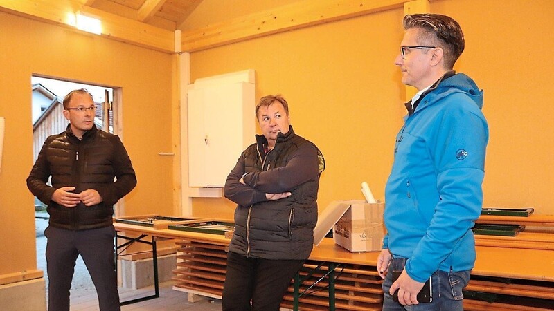Bürgermeister Martin Stoiber, 2. Bürgermeister Walter Dendorfer und Planungsreferent Volker Skibba erläutern die Maßnahme.