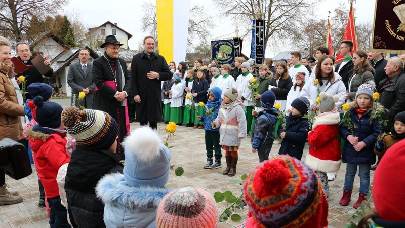 Die Kindergartenkinder begrüßten Bischof Dr. Rudolf Voderholzer mit Rosen und Gesang.