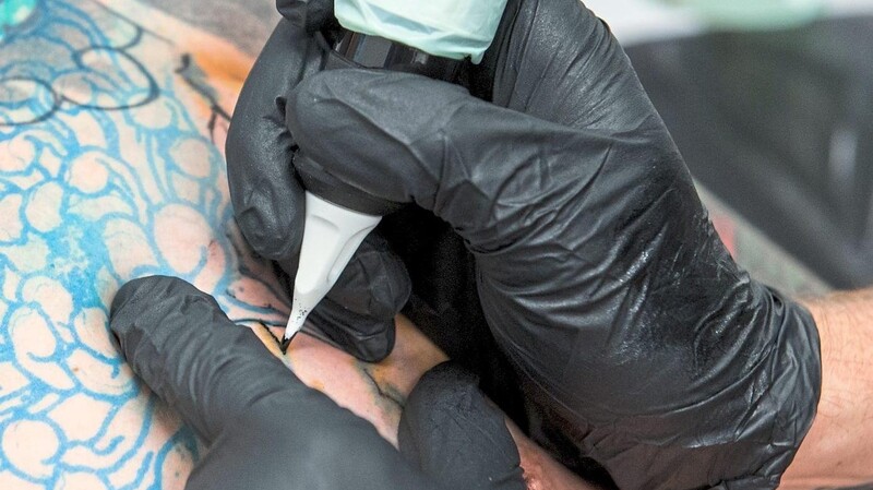 Tattoos gibt es in Schwarz und Grau oder in allen Farben des Regenbogens. Doch der Inhalt vieler Tuben ist nicht mehr auf dem neuesten (Rechts-)Stand. Seit 1. Januar greift in Deutschland die Neufassung der EU-Chemikalienverordnung REACH.