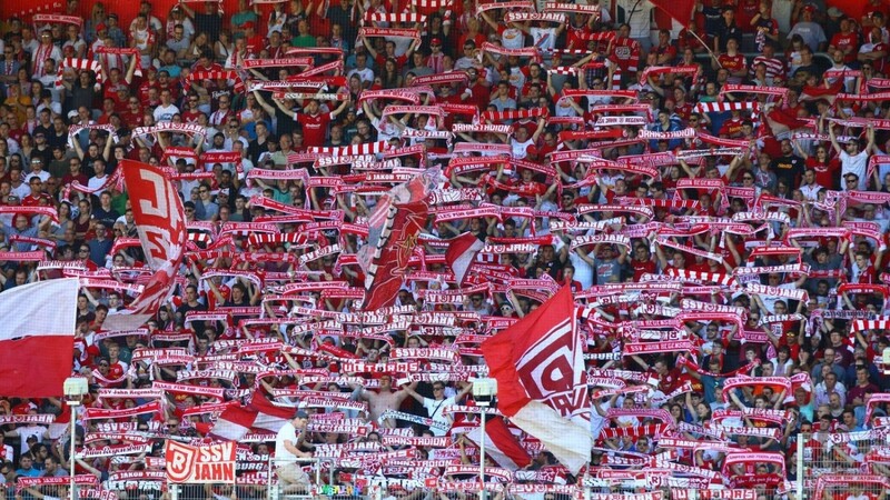 Viele Fans erwartet der SSV Jahn Regensburg zum Heimspiel gegen den FC Ingolstadt.