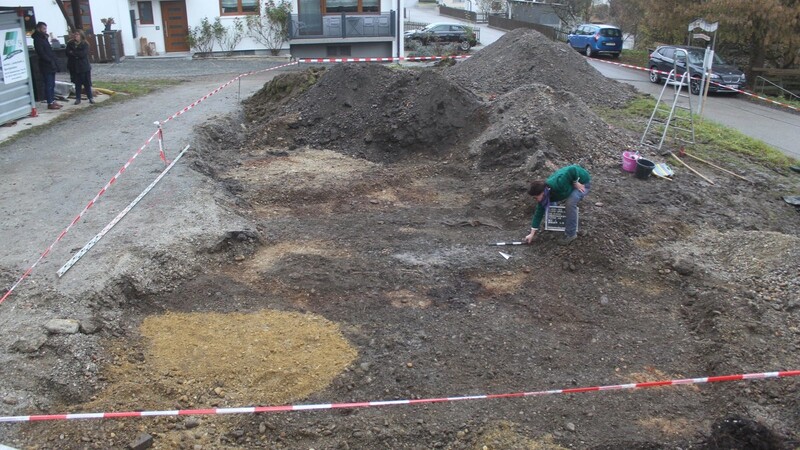 Im Dezember waren die Gräber bei Erdarbeiten am Dorfplatz gefunden worden.