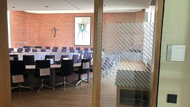 Die Sitze im Großen Sitzungssaal des Landratsamts Straubing-Bogen sind begehrt. Während manche Gemeinden einige Kreisräte entsenden, sind andere gar nicht im Kreistag vertreten.