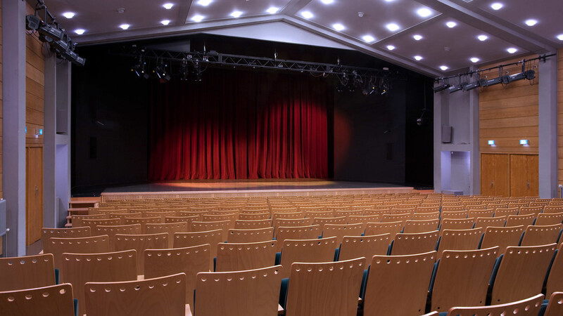 Nur 25 Prozent der Plätze im Theater dürfen zurzeit besetzt werden, den bayerischen Corona-Vorschriften geschuldet.