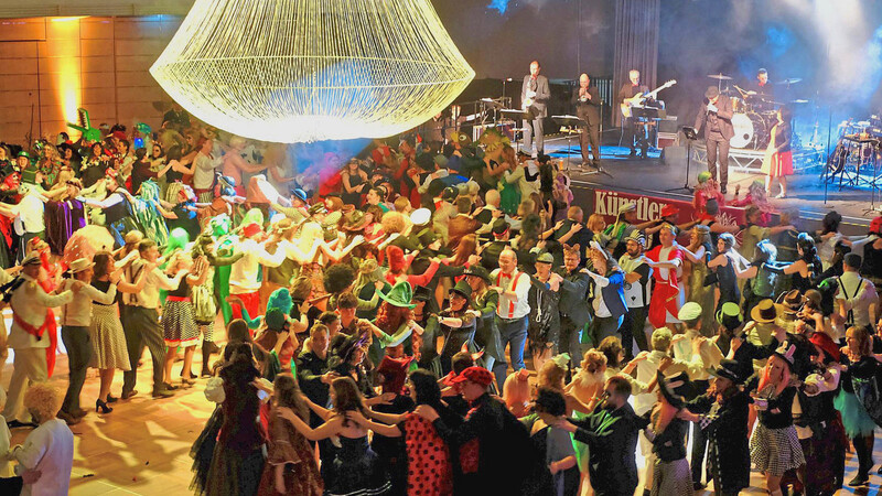 Die 1.500 Gäste tanzten auch die Polonäse Blankenese zum Takt der Donnervögel.