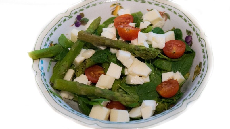 Spargel-Spinat-Salat mit Mozzarella: Schnell gemacht, gesund und superlecker