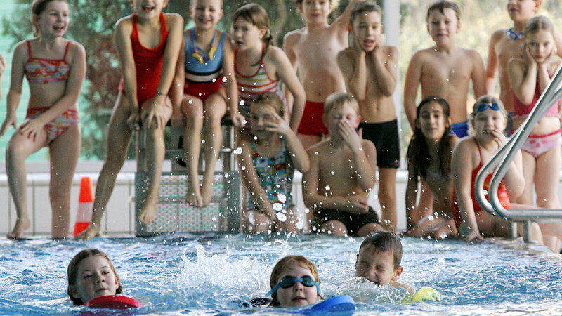 Sichtlich Spaß machte den Kindern dieser Schwimmkurs in einem Hallenbad (Symbolbild). Das Foto wurde vor Beginn der Corona-Pandemie aufgenommen. Wegen der Schließung aller Bäder werden derzeit keine Schwimmkurse angeboten.