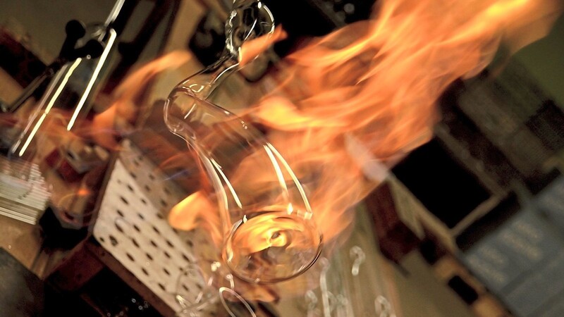 In den Glasschmelzöfen herrschen rund 1400 Grad Celsius, bei rund 1200 Grad Celsius wird das Glas verarbeitet - dafür ist hoher Gaseinsatz nötig.