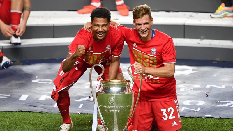 Serge Gnabry (links) und Joshua Kimmich (rechts) mit dem UEFA-Champions-League-Pokal.
