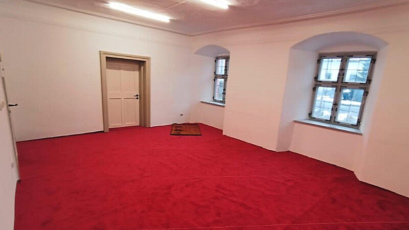 Im Gebetsraum im Alten Pfarrhof haben Mohammad Alchbib und seine Freunde einen Teppich verlegt und die Wände gestrichen.