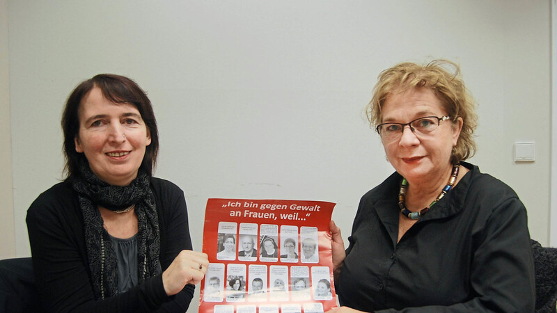 Gabriele Unverdorben (links) und Angelika Hirsch präsentieren Argumente von Landshutern gegen Gewalt an Frauen.