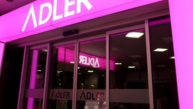 Die Adler Modemärkte AG hat einen Antrag auf Eröffnung eines Insolvenzverfahrens in Eigenverwaltung gestellt. Der Ladenverkauf geht jedoch weiter.