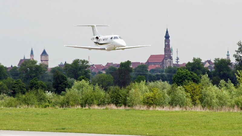 Anflug einer Embraeer auf die Landebahn vom Verkehrslandeplatz Straubing-Wallmühle.