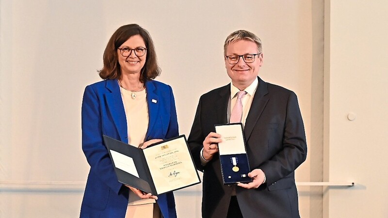 Landtagspräsidentin Ilse Aigner überreichte MdL Josef Zellmeier den Bayerischen Verfassungsorden.