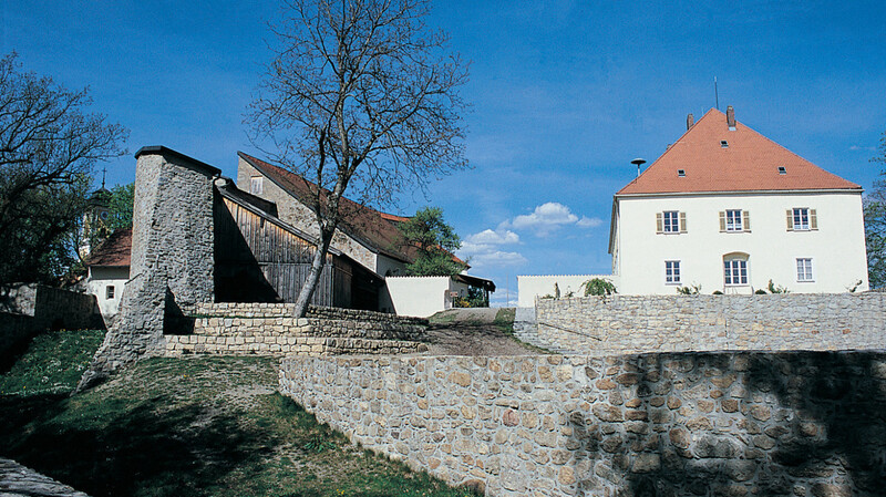 Beeindruckend ist die Burganlage in Mitterfels mit dem Rathaus.