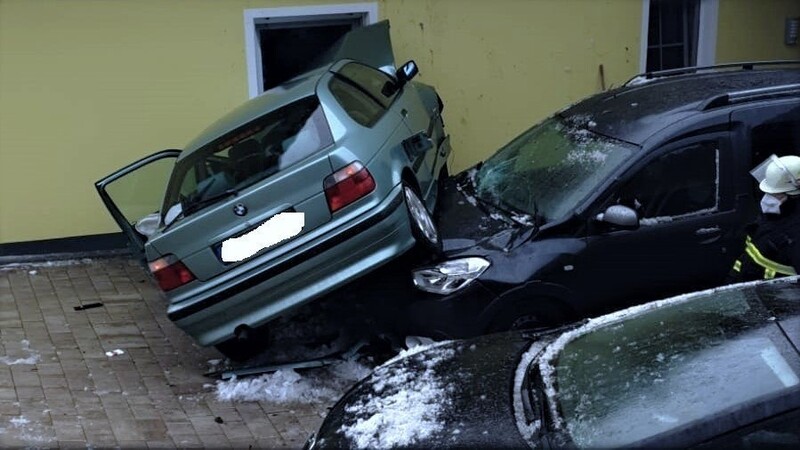 In Teisnach ist ein Auto gegen eine Hausmauer gekracht.