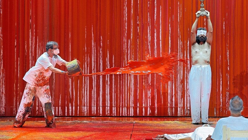 Ein Malassistent (links) des österreichischen Aktionskünstlers Hermann Nitsch verschüttet in der "Walküre" rote Farbe.
