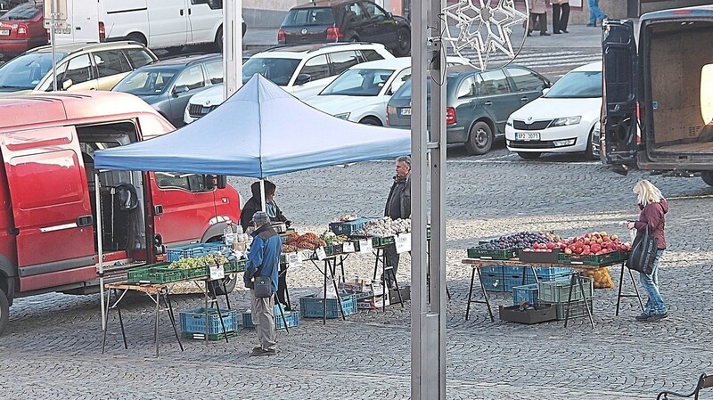 Leere am Marktplatz in Klatovy. Nur wenige sind im Lockdown unterwegs um am kleinen Obst- und Gemüsemarkt einzukaufen.