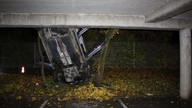Der Audi durchbrach das Geländer und stürzte zwei Stockwerke in die Tiefe.