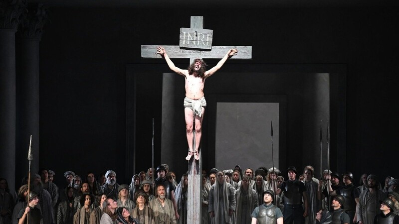 Der 2. Darsteller des Jesus, Rochus Rückl (M), wird bei der Fotoprobe zu den 42. Passionsspielen gekreuzigt.