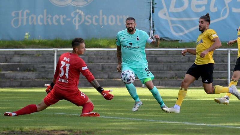 Löwen-Kapitän Sascha Mölders trifft zum 1:0 gegen die SpVgg Bayreuth.