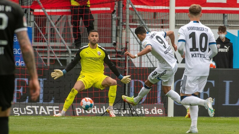 Letzte Saison noch im Einsatz für 2. Liga-Absteiger Ingolstadt, im kommenden Jahr hütet er das Tor des SSV Jahn: Dejan Stojanovic (l.).