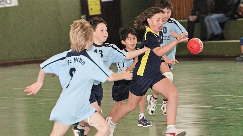 Müssen warten: Die Mettener Handball-Minis der SSG dürfen wegen Corona noch nicht loslegen, während die insgesamt 13 Mannschaften der Klosterer das Training wieder aufgenommen haben.