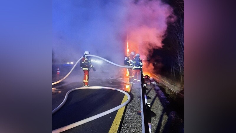 Ein Lastwagen ist am Mittwochmorgen auf der Autobahn A92 in Fahrtrichtung Deggendorf in Brand geraten.