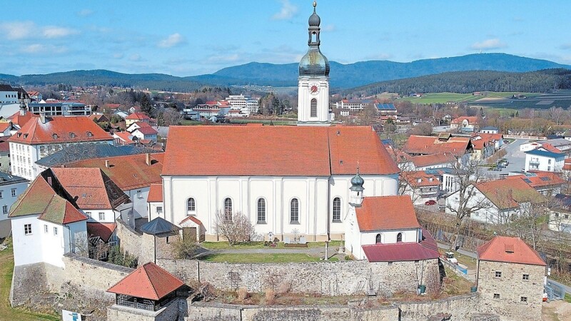 Die mittelalterliche Kirchenburg in Bad Kötzting: Der erste Bauabschnitt der 2,5 Millionen Euro teuren Sanierung soll im Sommer abgeschlossen werden.