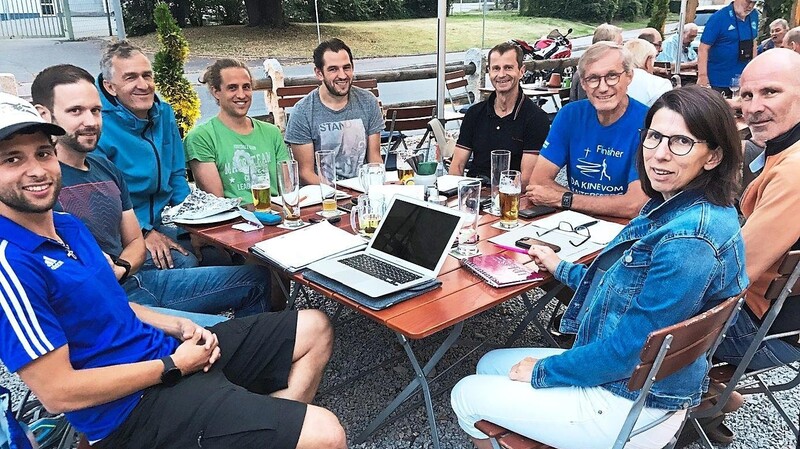 Besprechung der Organisatoren im Fellner-Biergarten. Die zwei verschiedenen Disziplinen sind für das Orga-Team eine große Herausforderung.