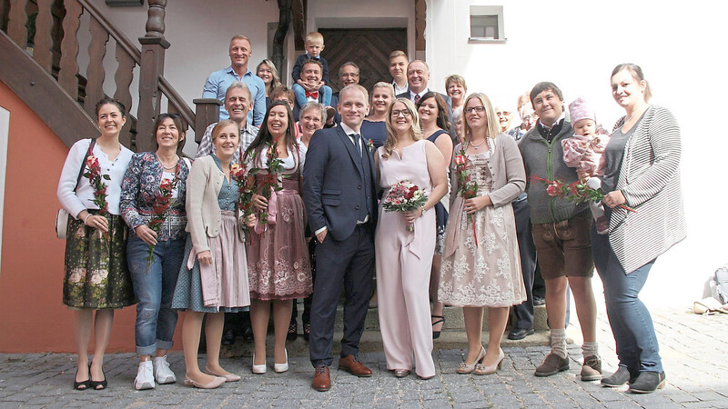 Freunde und Familienangehörige gratulierten Marina und Daniel am 19.9.19 nach der standesamtlichen Trauung im historischen Rodinger Rathaus.