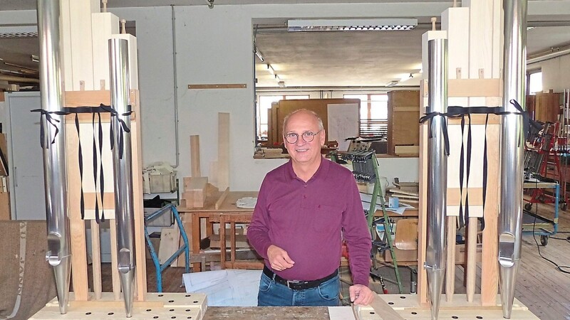 Eingerahmt von Schorndorfer Pfeifen: Orgelbaumeister und Restaurator Thomas Jann führt die 1974 gegründete Fachwerkstatt in Allkofen/Laberweinting.