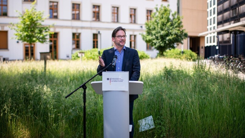 Als Parlamentarischer Staatssekretär im Bundesumweltministerium stellt Florian Pronold 2019 den Masterplan Stadtnatur vor.