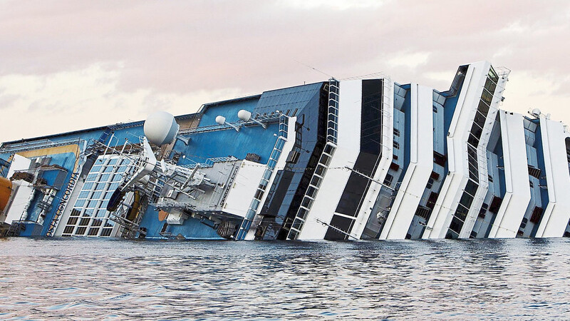 Das Wrack der Costa Concordia vor der Insel Giglio im Januar 2012. Das Schiff war auf einen Felsen gekracht und später umgekippt.