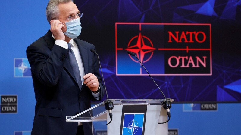 Jens Stoltenberg, Generalsekretär der NATO, nimmt seine medizinische Maske ab, um nach einer Videokonferenz mit den Außenministern der Bündnisstaaten bei einer Pressekonferenz zu sprechen. Die Nato hat ihre Bereitschaft zum Dialog mit Russland betont - will aber zugleich auf ein Scheitern der Gespräche vorbereitet sein.