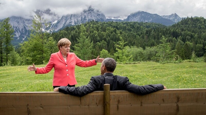 Verbunden mit dem Neuland entsteht 2015 ein Merkel-Meme-Hit - vielleicht ihr größter. Das Bild von der Bundeskanzlerin und dem damaligen US-Präsidenten Barack Obama beim G7-Gipfel in Elmau taucht in tausendfacher Ausfertigung im Internet auf.