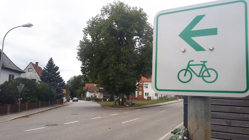 An der Lichtenburger Straße zweigen wir links ab.